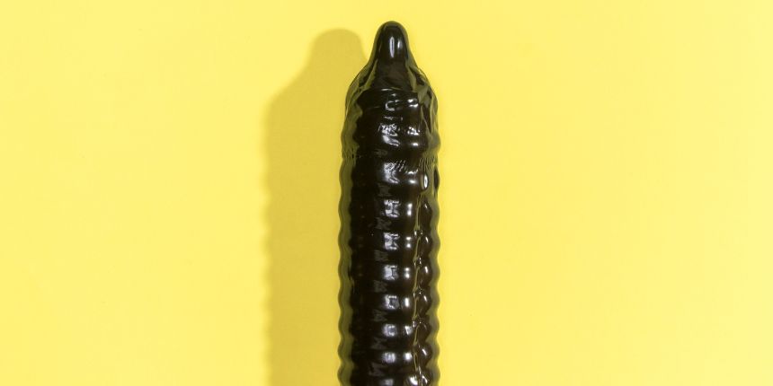 Zwarte dildo met gele achtergrond - lovesexshop.nl Sexshop