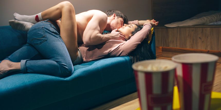 Stel kust elkaar tijdens een erotische filmavond thuis | lovesexshop.nl sex shop