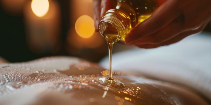 Massageolie voor erotische massage aangebracht op de huid voor een ontspannende sensuele massage | lovesexshop.nl sex shop