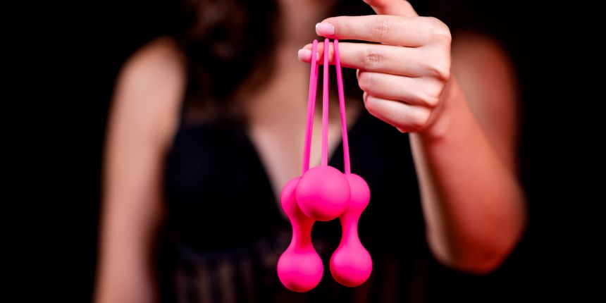 Vrouw met kegel ballen voor bekkenbodemoefeningen en sterkere orgasmes | lovesexshop.nl sex shop